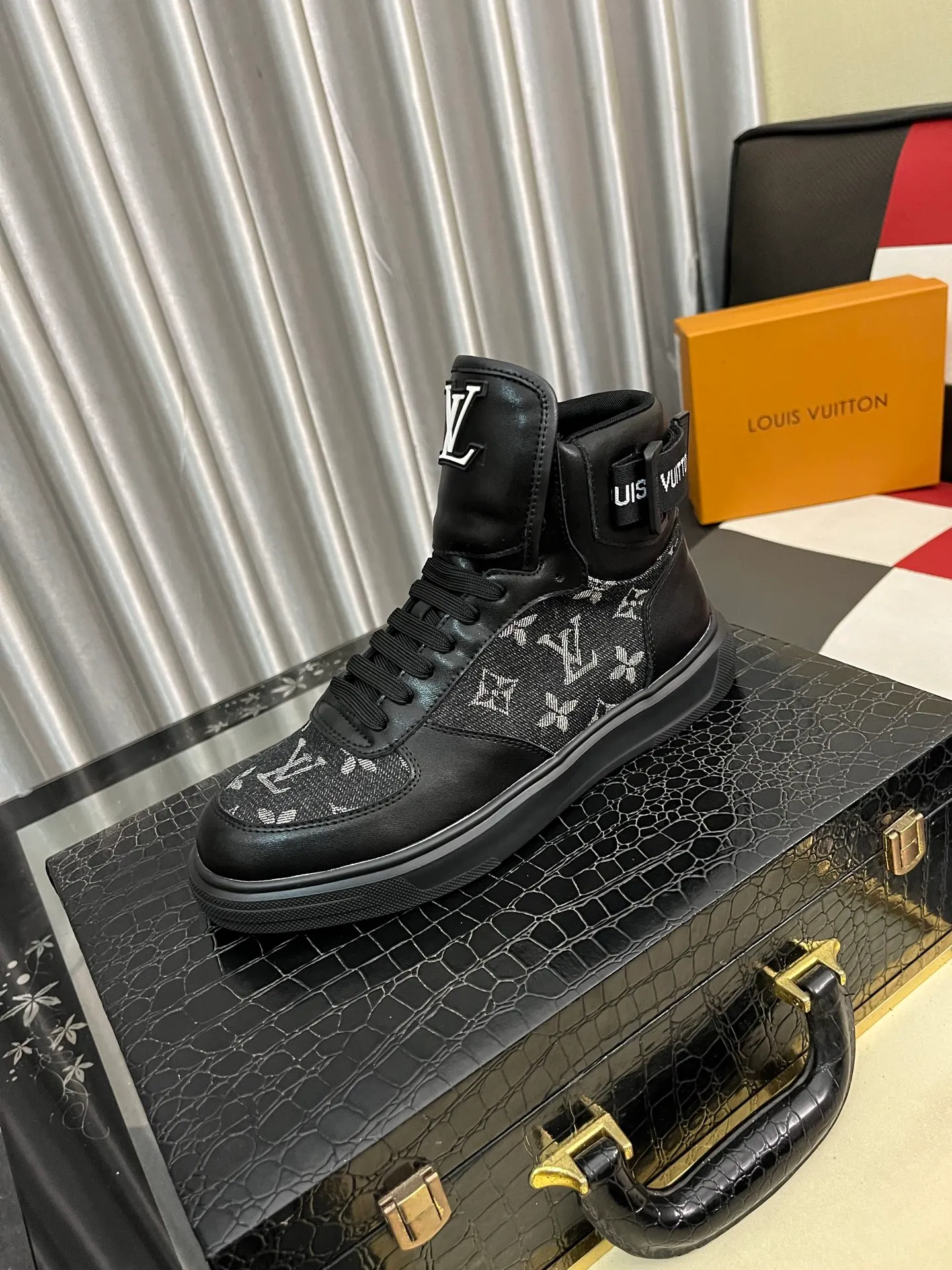 Men's shoes💰440⌚️⌚️"LOUI* VUITTO*" popular men's casual shoes, genuine Italian development💯purchasing level quality✔️The upper is made of first-layer cowhide, comfortable and soft sheepskin feet⚡️Fashionable and versatile. The toe last shape is firm and full, and the soles are made from LV original molds and can be moved in and out of the counter at will. Light and comfortable on the foot~purely handmade, details determine quality! Size:38-442️⃣Colors available